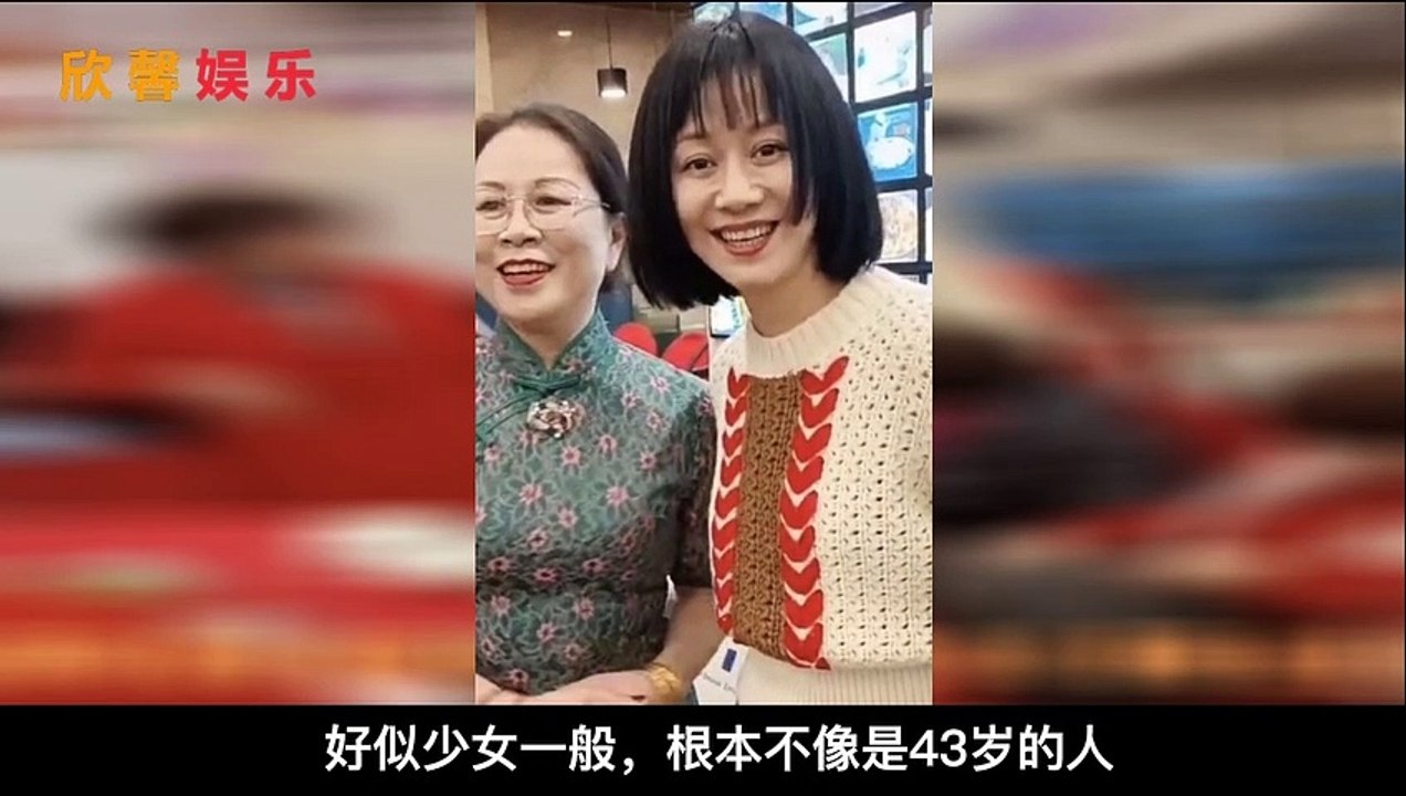 43岁倪虹洁回老家陪父母，造型似少女，与亲戚合影无架子
