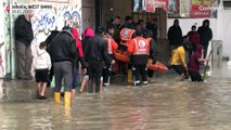 شاهد: إخلاء منازل غمرتها مياه الأمطار الغزيرة في غزة