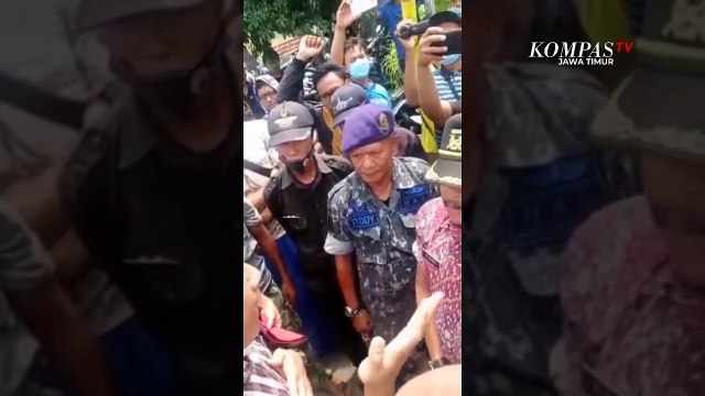 Kasus Pencabulan Santriwati Polisi Dihadang Massa Saat Jemput Tersangka
