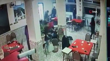 Küçükçekmece'de kahvehaneye silahlı saldırı: 2 yaralı