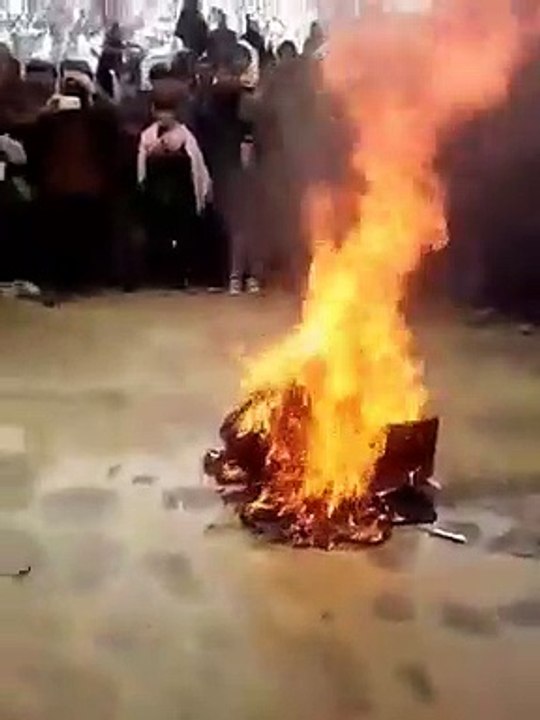 Taliban geldi, müzik sustu: Müzik aletini ateşe...
