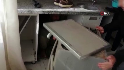 Çamaşır makinesinin arkasına saklanan göçmen böyle yakalandı