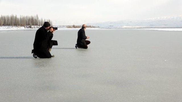 VAN GÖLÜ'NÜN ERCİŞ SAHİLLERİ BUZLA KAPLANDI