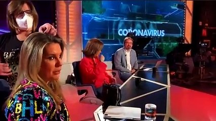 Una cámara indiscreta del programa de Iker Jiménez pilla a César Carballo demostrando que el "experto" no tiene ni idea de lo que habla