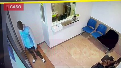 Joven armado con un cuchillo asalta la comisaría de la policía en Banyoles