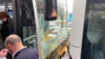 Haramidere durağında iki metrobüs çarpıştı!