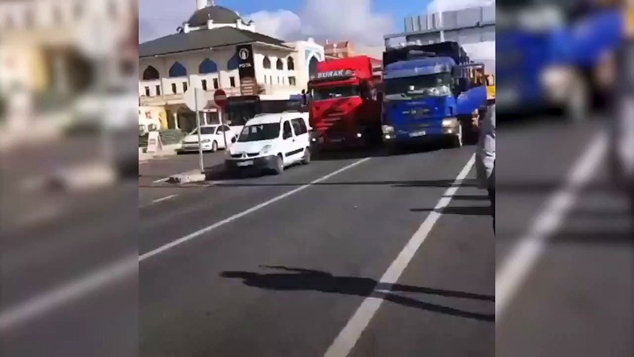 Kamyoncular mazota gelen zamları kontak kapatarak protesto etti