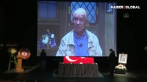 Gözü arkada gitmedi! İzmir'de vefat eden duayen tiyatrocu Bozkurt Kuruç, sahneden uğurlandı