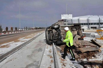 Karaman'da yola çıkan köpek kazaya neden oldu