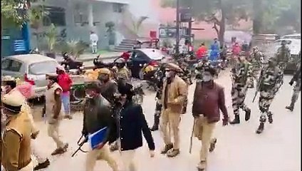 UP Election 2022 : BSF के जवानों ने संभाला मोर्चा, इन लोगों के लिए रेड कार्ड नोटिस जारी