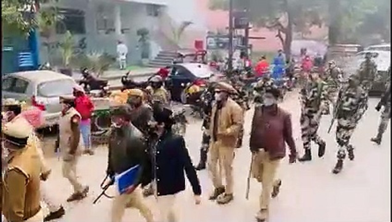 UP Election 2022 : BSF के जवानों ने संभाला मोर्चा, इन लोगों के लिए रेड कार्ड नोटिस जारी