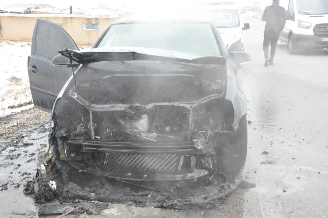 Seyir halindeki otomobil alev topuna döndü