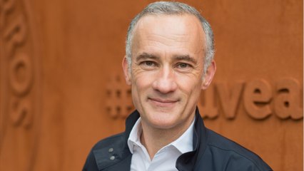 GALA VIDÉO - Gilles Bouleau “d’un naturel discret” : il a “érigé des barrières” pour protéger sa femme et ses deux filles