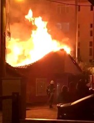 Evin çatısı alev alev yandı