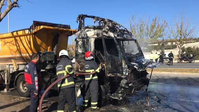 Seyir halindeki tır alev alev yandı