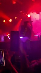 El momento en el que "El Duki" se prendió fuego en pleno show en Mar del Plata