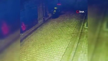 Kafasına siyah poşet taktı, simitçinin ekmek teknesini böyle çaldı