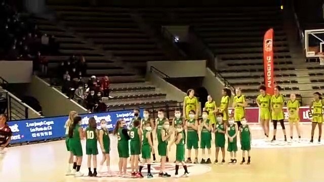 Match UFAB - 15 janvier 2022 - U9 et U11 sur le terrain avec les joueuses