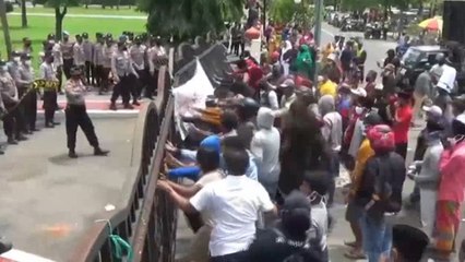 Ratusan Warga Mendobrak Gerbang Kantor Bupati Sumenep