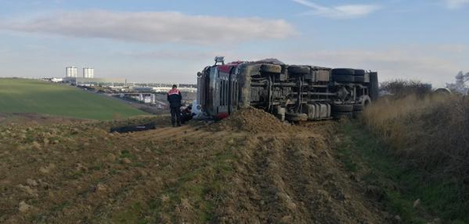 ARNAVUTKÖY'DE DEVRİLEN TIR'IN SÜRÜCÜSÜ ÖLDÜ