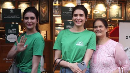 Karishma Tanna शादी से पहले हुईं स्पॉट, मां के साथ शॉपिंग करती दिखीं|FilmiBeat