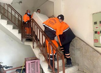Bayrampaşa'da ev sahibinin baltayla kapılarını kırdığı aile başka eve taşındı