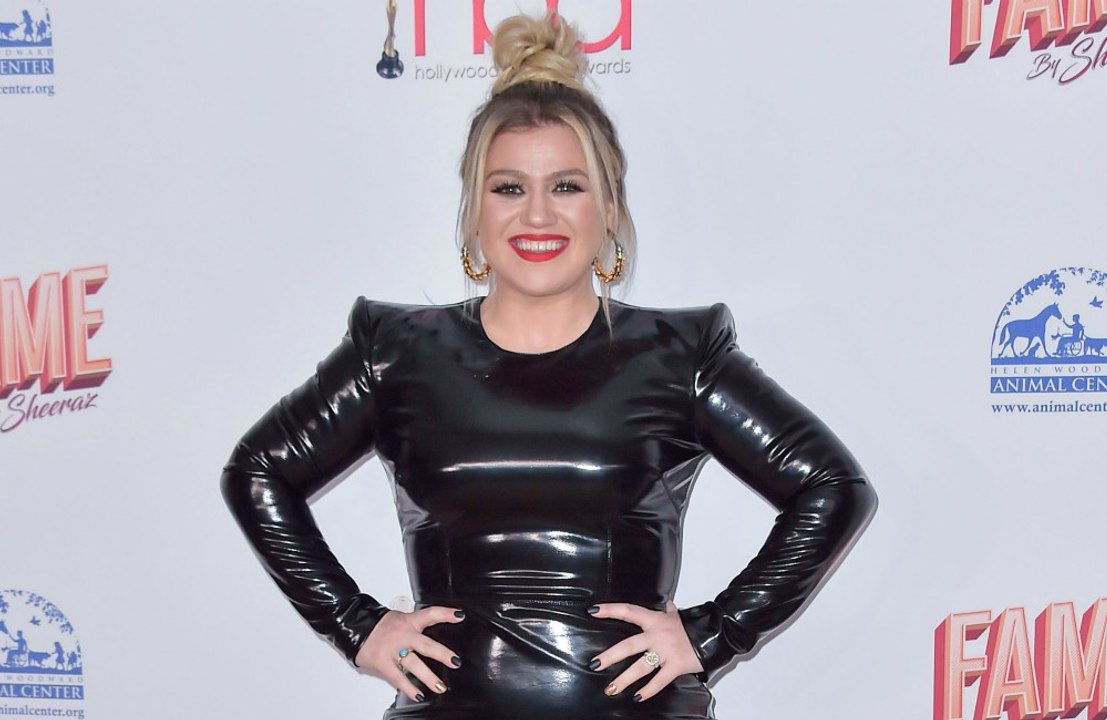 Kelly Clarkson denkt über Neuaufnahmen ihrer früheren Hits nach