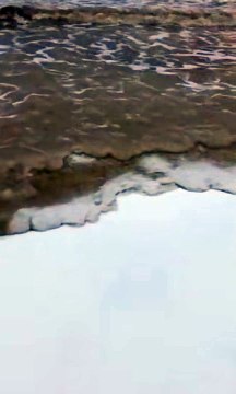 Des vagues qui se transforment en glace instantanément