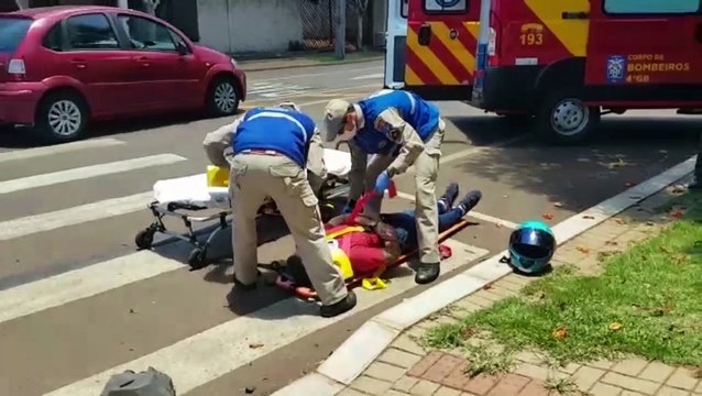 Rapaz fica ferido após colisão envolvendo automóvel e moto na Rua Recife