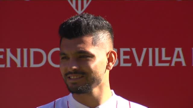 Tecatito aterriza en el Sevilla con ganas de darlo todo