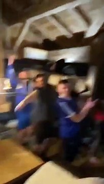 Il s'endort dans une soirée et il lui font le Dancing Funeral Coffin Meme