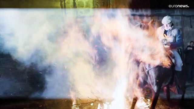 O fogo que purifica a noite das Luminárias em San Bartolomé de Pinares