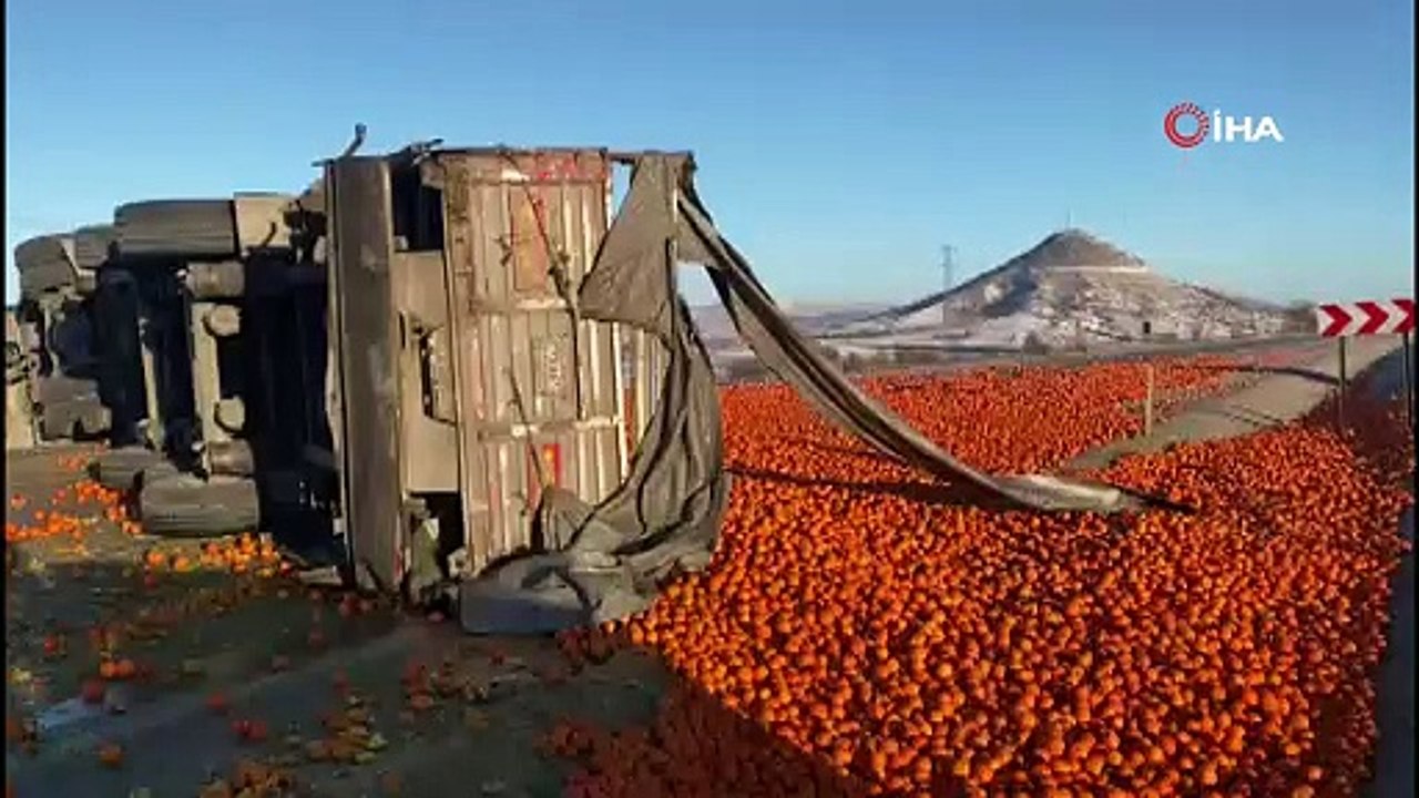 Portakal yüklü tır devrildi, tonlarca portakal yola saçıldı