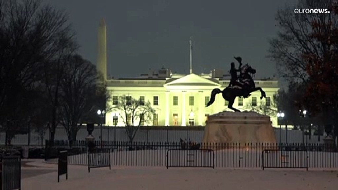 Mau tempo deixa milhares de pessoas sem luz e centenas de milhares sem avião