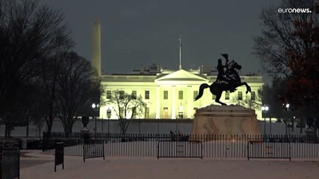 Mau tempo deixa milhares de pessoas sem luz e centenas de milhares sem avião