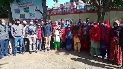 मोबाइल टावर के विरोध में कॉलोनीवासियों ने कलेक्ट्रेट पर किया प्रदर्शन