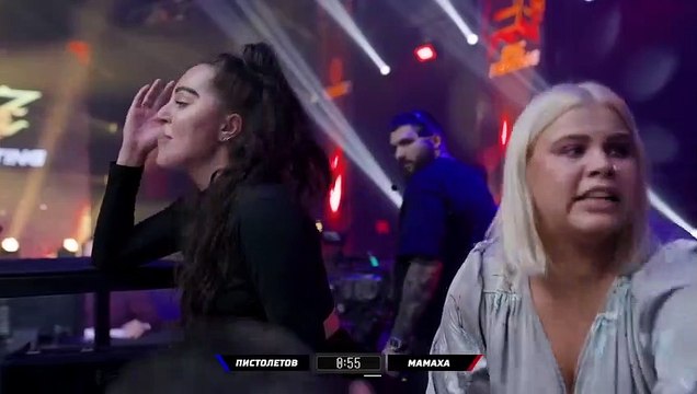 Un intrus interrompt un combat MMA entre un homme et une femme !