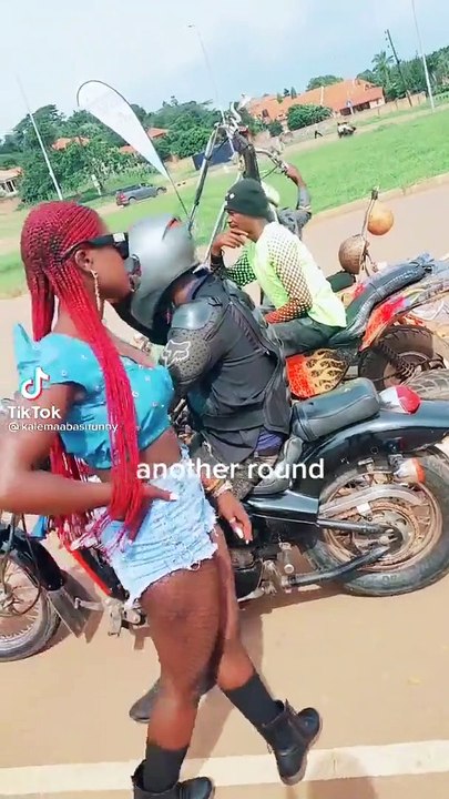 Le guidon de sa moto est un peu haut... Ridicule