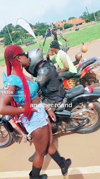 Le guidon de sa moto est un peu haut... Ridicule