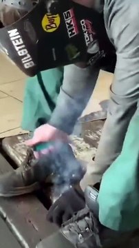 Il jette un énorme pétard dans la fosse du garage... et booooom