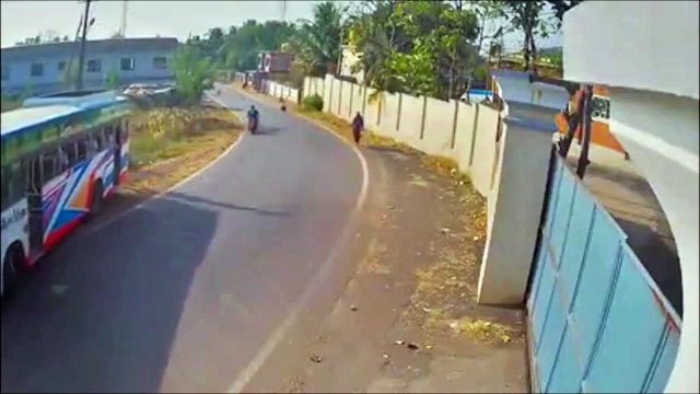 Ce scooter évite brillamment un bus puis un arbre !