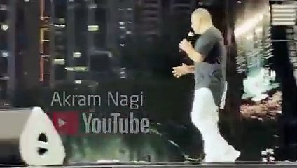 عمرو دياب يمازح جمهور حفله