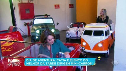 Catia circula com mini carro nas ruas de São Paulo.