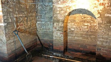 Satın aldığı evde yıllardır kapalı duran tahtayı kaldıran adam, 1900'lerden kalma gizli bölmeyi buldu