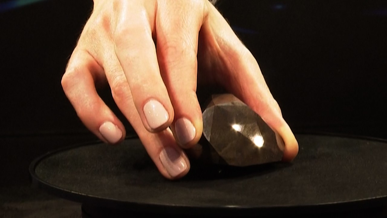 Enigma, ce rarissime diamant noir préhistorique mis aux enchères à Dubaï