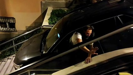 VÍDEO: Un conductor ebrio y drogado se queda atrapado en una escalera en Horta