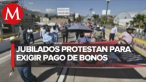Jubilados bloquean la autopista del sol, en Guerrero