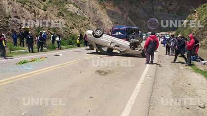 Un muerto y dos heridos tras volcarse un taxi cerca de la Puerta del Diablo en Potosí