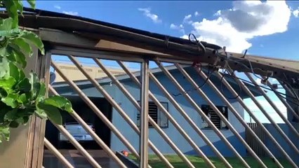 Carreta derruba fios e poste sobre portão de casa no Bairro Parque São Paulo
