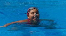 mqn-Le dijeron que no volvería a caminar y ahora es campeona en nado-170122